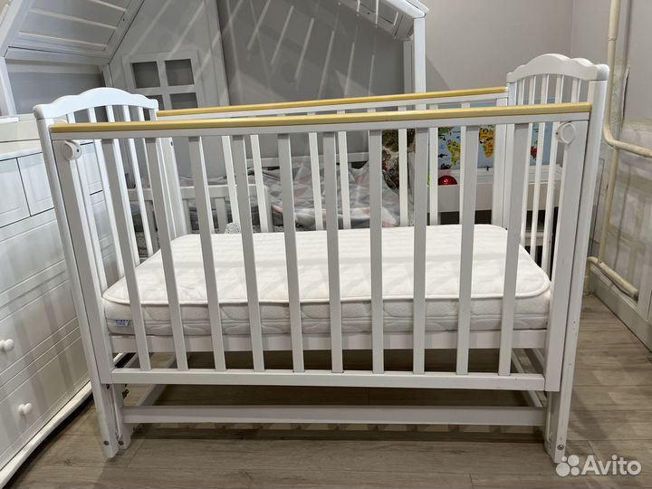 Детская кроватка с маятником