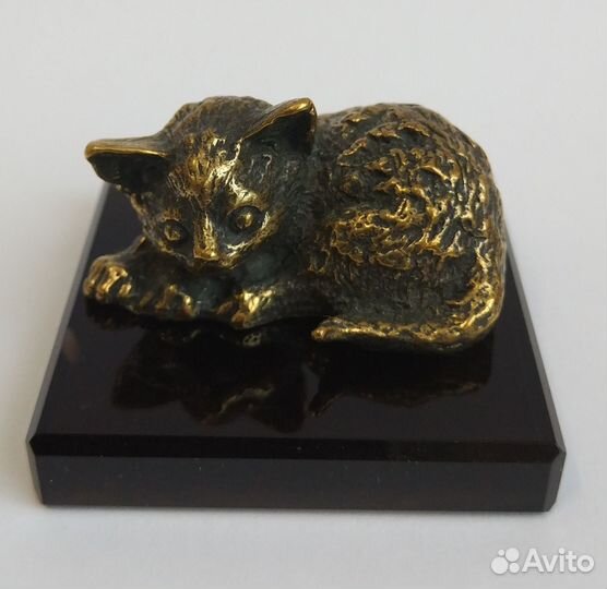 Кот, котенок из бронзы на подставке из камня