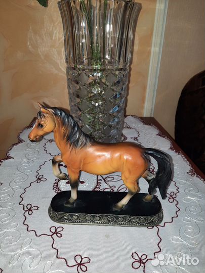 Статуэтка конь