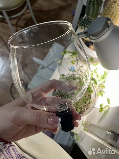 Бокал вставляющийся в бутылку вина