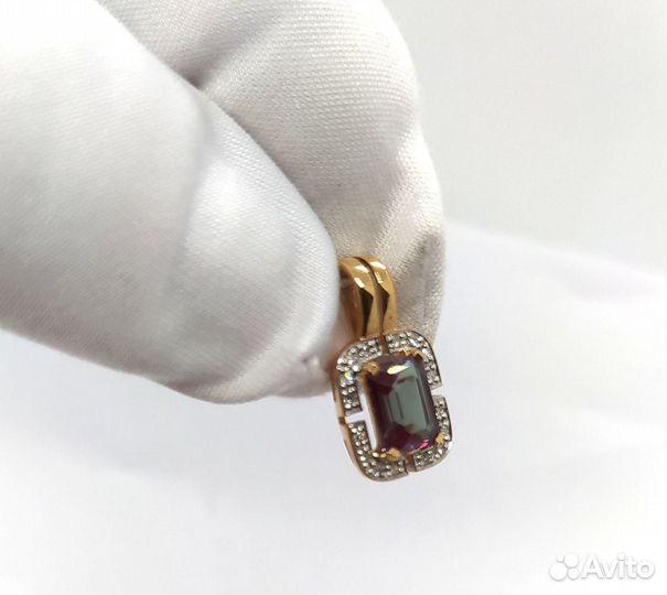 Золотая подвеска с камнем