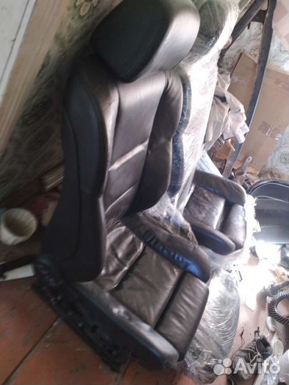 Кожаные передние сиденья