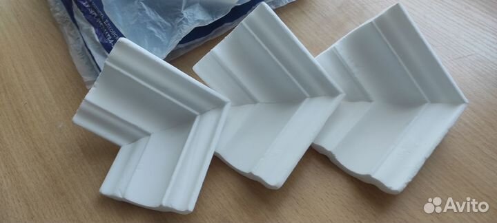 Уголок к потолочному плинтусу 60/60 новый