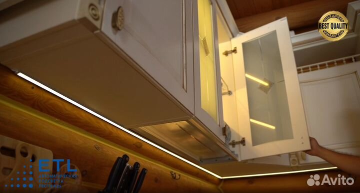 Система подсветки кухни и гарнитура в монохромных