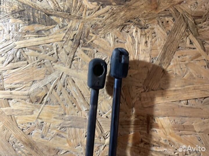 Амортизатор крышки багажника Volkswagen Golf 1K