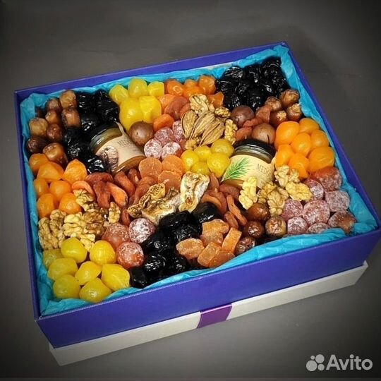 Подарочный бокс с орехами и сухофруктами