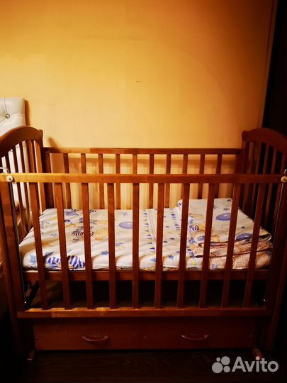 Детская кроватка с маятником