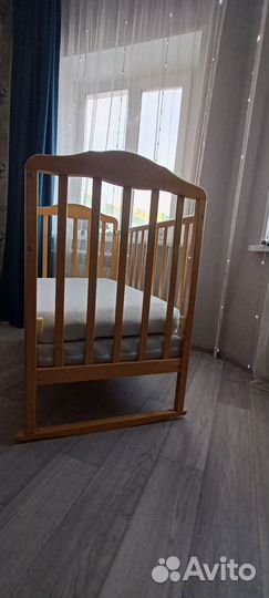 Детская кроватка с маятником