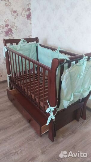 Детская кроватка с маятником