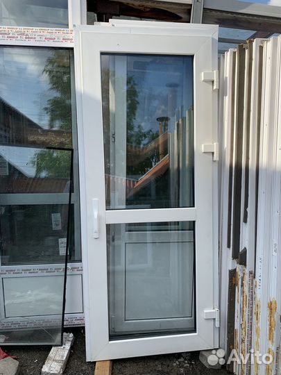 Дверь входная пластиковая 90х210