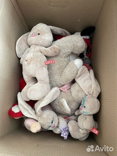 Коробка с мягкими игрушками