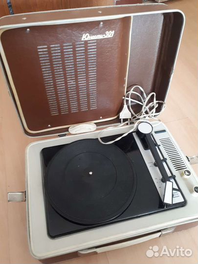 Патефон. Проигрыватель из СССР - Юность 301