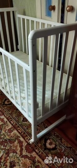 Детская кроватка с маятником