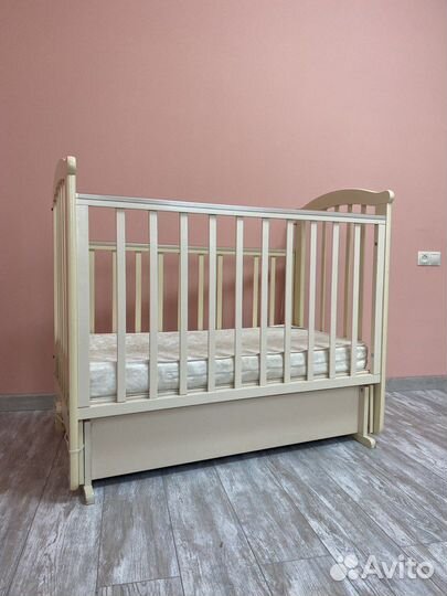 Детская кроватка с маятником и ящиком