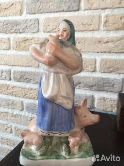 Статуэтка свинарка