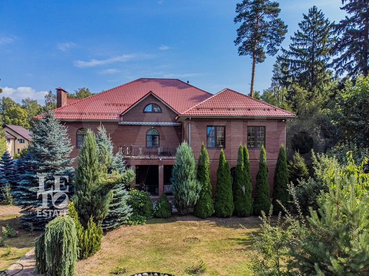 Дом 699,6 м² на участке 18,5 сот.