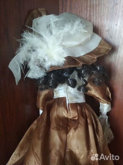 Кукла фарфоровая