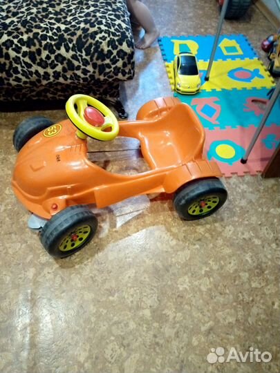 Машина на педалях для детей