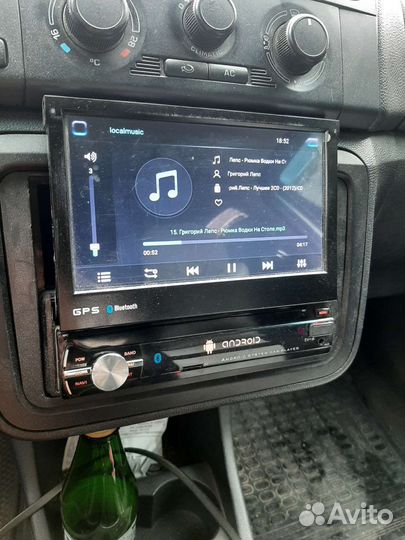 Автомагнитола с выдвижным экраном