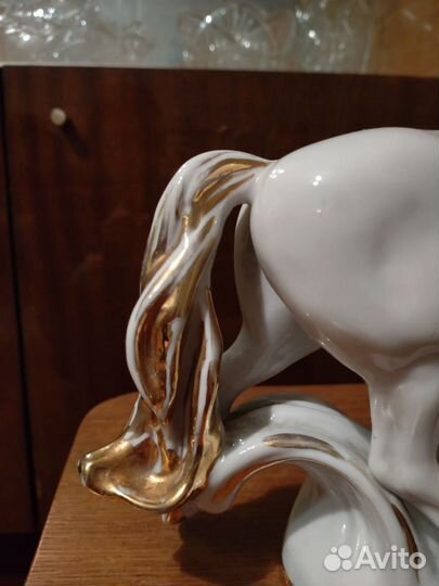 Статуэтка фарфоровая конь с позолотой лфз