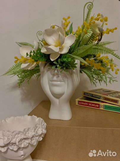 Композиция из искусственных цветов