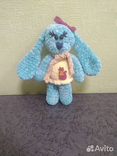 Вязаная игрушка заяц