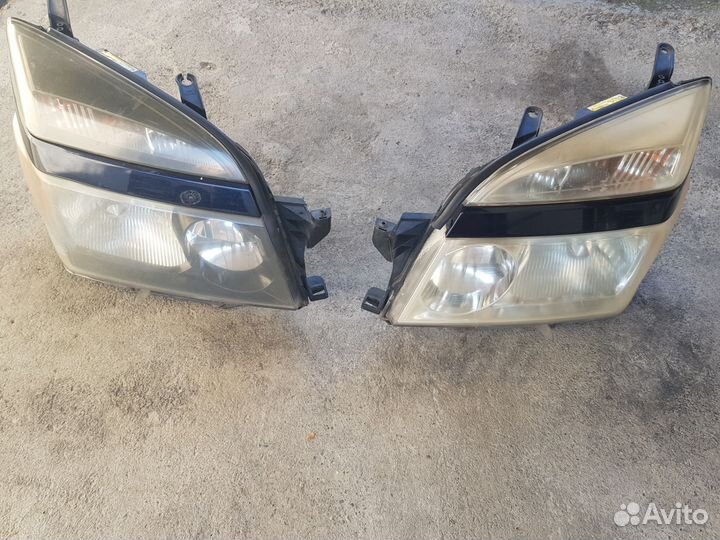 Toyota voxy фара