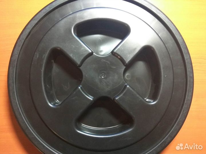 Крышка резьбовая с ободом для ведра