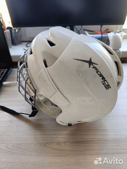 Хоккейный шлем