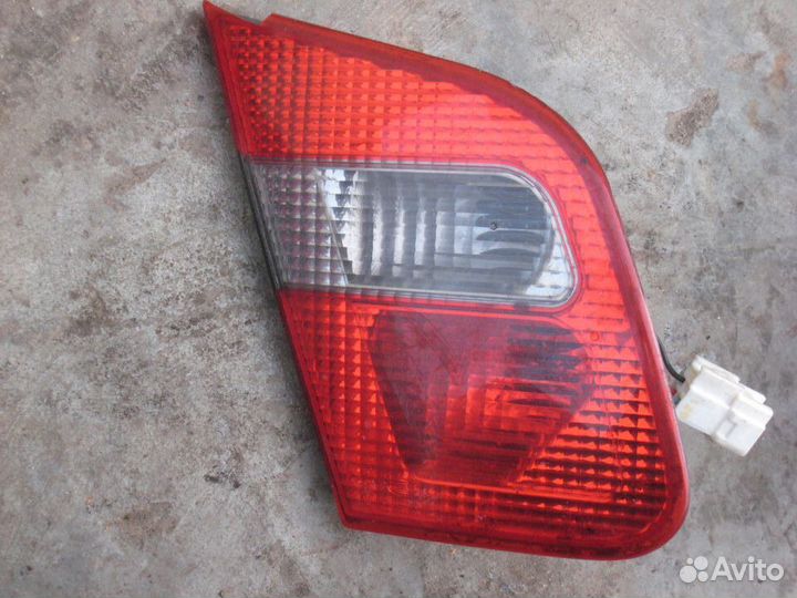 Фонарь левый внутренний Mitsubishi Carisma хэтч