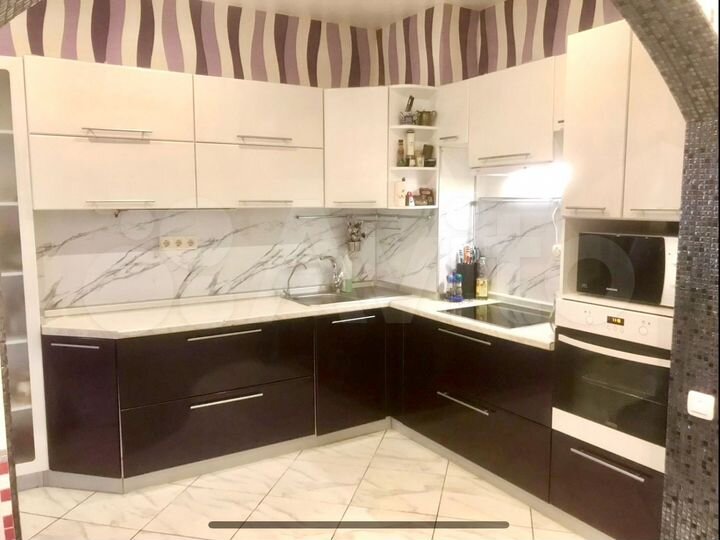 3-к. квартира, 84 м², 1/17 эт.