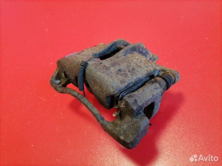 Суппорт передний правый Toyota Corolla ZZE121L