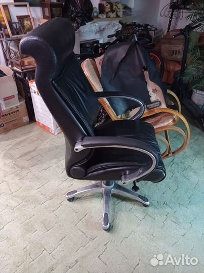 Кожаное кресло руководителя бу