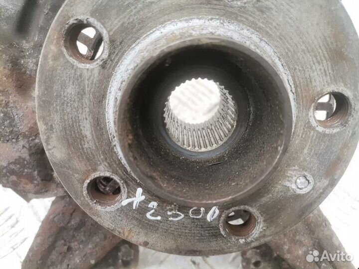 Ступица передняя правая Volkswagen Golf 3 1999