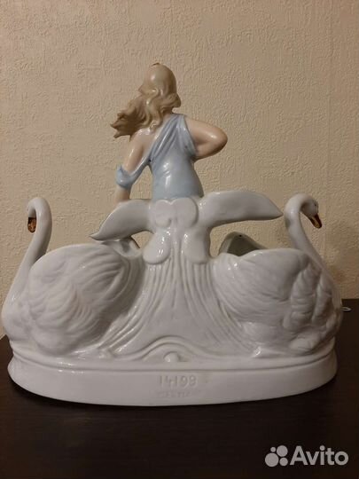 Фарфоровая салфетница