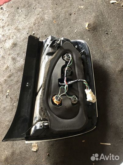 Левый задний фонарь Тойота Приус