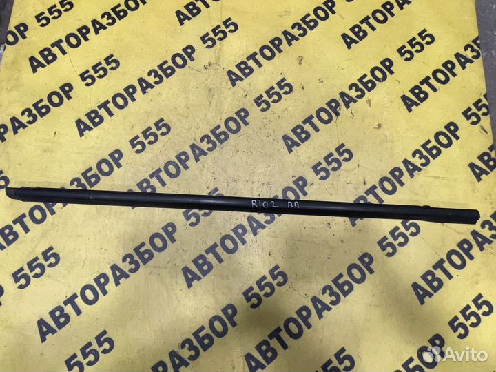 Накладка стекла переднего правого Kia Rio 2