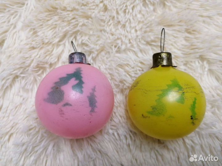 Ёлочные игрушки, флажки, конфетти