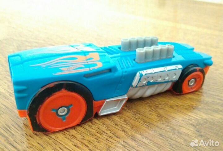 Машинка Hot Wheels на магнитах