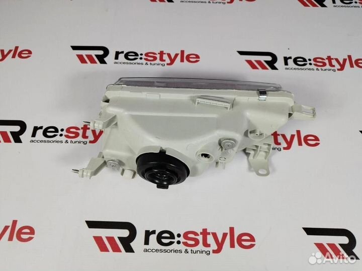 Фара Toyota Corolla Touring Правая Хрусталь