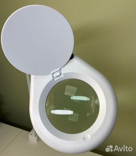 Лампа лупа на струбцине