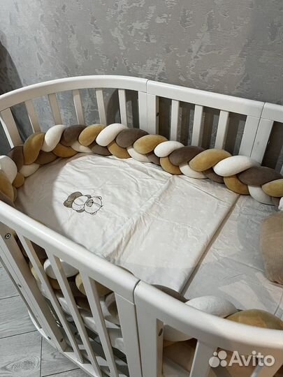 Детская кроватка с маятником