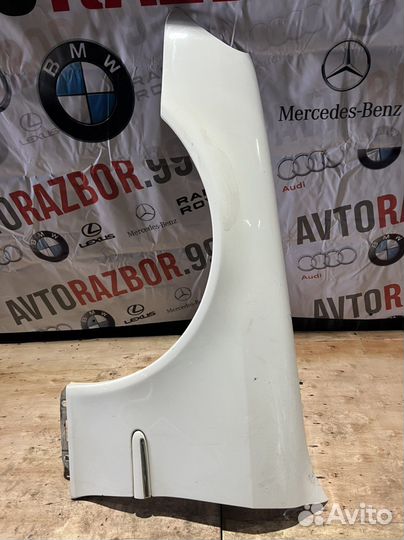 Крыло на mercedes 220 левое