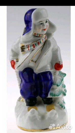 Мальчик на лыжах с елкой