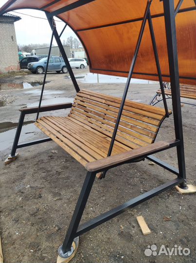 Качель с наклонным удобным сиденьем и крышей