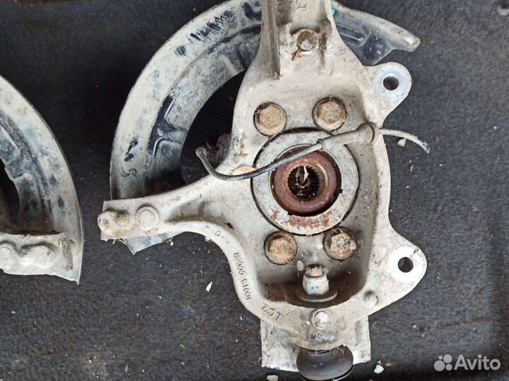 Поворотный кулак левый Renault Latitut