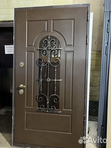 Двери входные с ковкой и стеклом