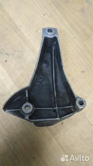 Кронштейн АКПП левый Volkswagen Passat B5