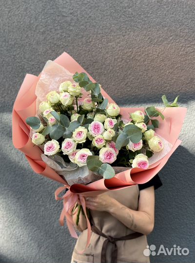 Букет из 11 Пионовидных кустовых Роз Gelato с Эвка