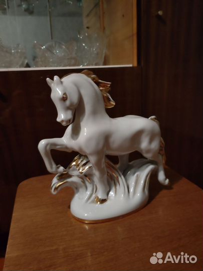 Статуэтка фарфоровая конь с позолотой лфз